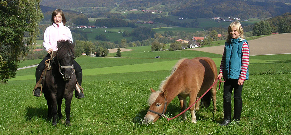 Ponyreiten auf dem Bauernhof in Bayern